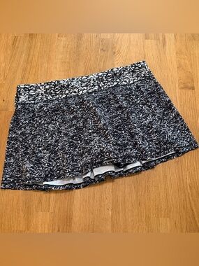 Lululemon 12 Black White Circuit Breaker Skirt Skort Athletic Pleated Tennis